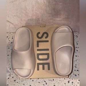 Yeezy ‘pure’ original slides - size 5 in big kids